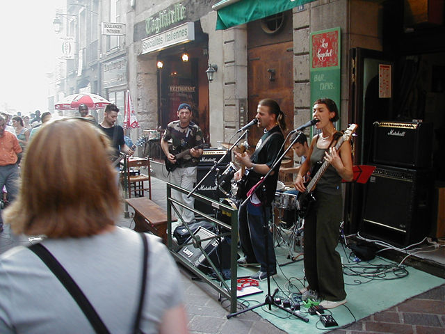 La rue de la brocherie se remplie